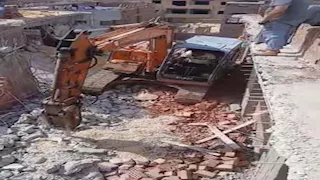 بالصور.. رفع 4 حفارات أعلى الأبراج المخالفة بـ"اللبيني" في الجيزة لإزالتها