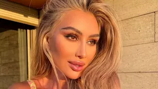 مايا دياب بفستان جريء ومكشوف.. كيف نسقت إطلالتها؟
