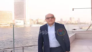 سفير الفلبين يودع مصر ويلتقط صورا تذكارية من أمام النيل
