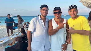 مصطفى قمر ينشر صورًا مع عمرو دياب في الساحل.. ويمازحه بهذه الطريقة