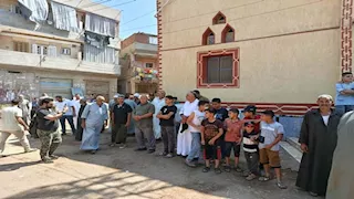 قبل لحظات من التشييع.. توافد أهالي كفر الشيخ على عزبة الشرقاوية لتوديع والد الشناوي