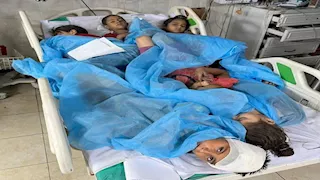 أسرّة مكتظة وأطفال يتقاسمون الألم.. 6 جرحى على سرير واحد بإحدى مستشفيات غزة