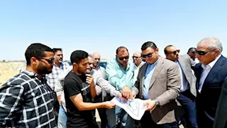 وزير الإسكان يتفقد مشروعات تنفيذ شبكات المرافق بمنطقة جنيفة بمدينة الشروق