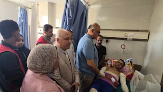 أنقذ منطقة من كارثة.. محافظ القليوبية يزور مصاب حريق الشدية