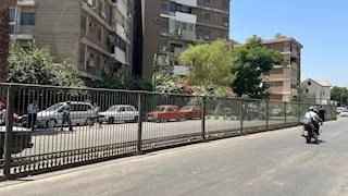 "سور أسيوط العظيم".. حالة من الجدل بعد تركيب حاجز حديدي يفصل شارع المحكمة – صور