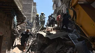 صرخات تحت الأنقاض.. مصرع شخص وإصابة 4 في انهيار عقار بالزقازيق (صور)