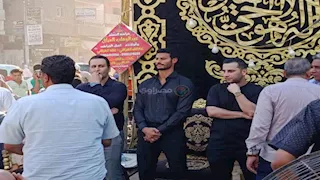 محمد الشناوي يتلقى واجب عزاء والده بمسقط رأسه في كفر الشيخ (فيديو وصور)