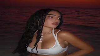 "العروسة المنتظرة".. جورجينا تنشر جلسة جريئة على البحر والجمهور يعلق(صور)