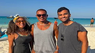 صورة- عمرو دياب مع منة القيعي وزوجها على البحر