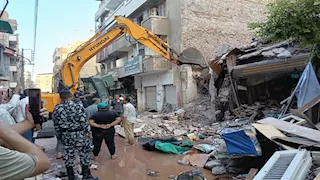 راية سوداء على جدار مهدوم.. الزقازيق تودّع ضحايا "عقار الموت" (صور)