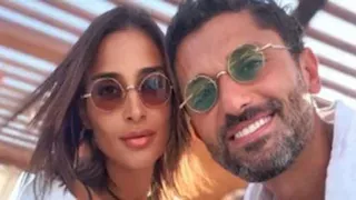 "بحبك".. كريم محمود عبدالعزيز يوجه رسالة رومانسية لزوجته على الهواء (فيديو)