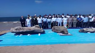 كنوز الإسكندرية تخرج من بطن البحر.. انتشال 5 قطع أثرية في أبو قير -فيديو وصور