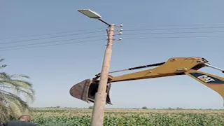 إجراءات عاجلة لتأمين الأعمدة الكهربائية المائلة بقرية النجوع جنوب الأقصر
