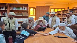 بالجلابية والعمة الصعيدي.. شيخ الأزهر يوزع شنط ومستلزمات مدارس على طلاب القرنة 