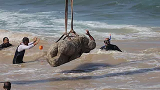 للمرة الأولى منذ 25 عاماً.. انتشال ثلاث قطع أثرية ضخمة من مياه أبو قير