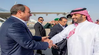 صور- محمد بن سلمان يقود السيارة برفقة الرئيس السيسي عقب استقباله بمطار نيوم