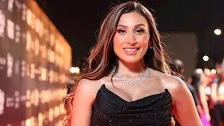 دينا الشربيني تخطف الأنظار بفستان أبيض أنيق.. تعرف على سعره