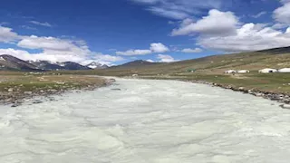 بيشربوا اللبن في قلب البحر.. بحيرة صينية طبيعية حيرت زوارها بالصين