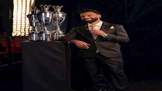 بعلم مصر.. صلاح يحتفل بجائزة أفضل لاعب في الدوري الإنجليزي