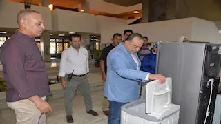 في لفتة إنسانية.. محافظ أسيوط يوفر جهاز عروسة لابنة سيدة بسيطة (صور)