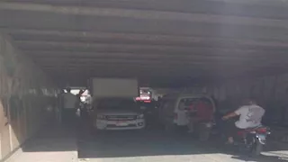 بعد انحشار سيارة نقل داخله.. مطالب بحلول عاجلة لنفق سعد زغلول ببنها (صور)