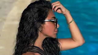 ميرهان حسين جريئة على حمام السباحة.. والجمهور: عروسة البحر