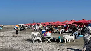 رغم تحذيرات الغرق.. توافد كثيف على شواطئ بورسعيد (فيديو وصور)