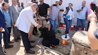 موقف إنساني مؤثر.. سيدة تناشد محافظ الإسماعيلية في سوق أبو صوير