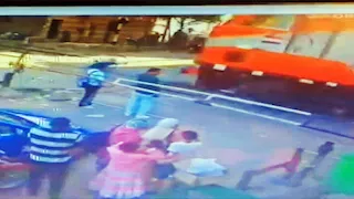 عامل مزلقان ينقذ شابًا من الموت أسفل عجلات قطار في بني سويف 