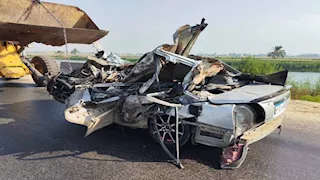 شاهد.. لحظة رفع سيارة النقل بعد تصادم مروّع على أسيوط الزراعي (فيديو وصور)