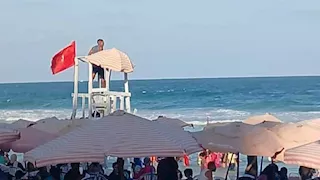 ارتفاع الأمواج يرفع الرايات الحمراء.. "المصايف" تمنع نزول البحر بالعجمي