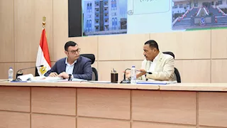 وزير الإسكان ومحافظ مطروح يستعرضان مشروعات المياه والصرف