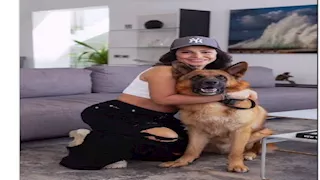 بإطلالة جريئة.. جومانا مراد تداعب كلبها والجمهور يعلق (صور وفيديو)