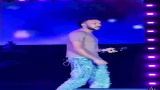 العلمين الجديدة.. الجمهور يطلب من ويجز أغانيه القديمة ويمازحهم: أنا ديمقراطي وهغني الجديد 