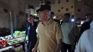 خلال مداهمات واسعة.. ظهور وزير الداخلية الكويتي بملابس غير رسمية "فيديو"