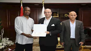 بالصور- محافظ بني سويف يكرم عامل مزلقان أنقذ شابًا من الموت أسفل قطار