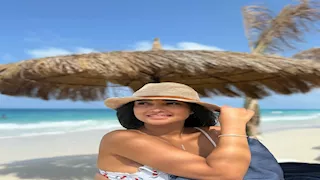 دعاء حكم تستمتع بإجازة الصيف أمام البحر.. والجمهور: "قمر على الأرض"