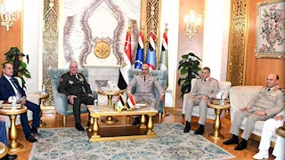 وزير الدفاع ورئيس الأركان يلتقيان رئيس هيئة الأركان الأردنية لبحث التعاون العسكري