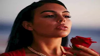 بفستان قصير.. 10 صور لـ جورجينا تخطف الأنظار في أحدث ظهور 