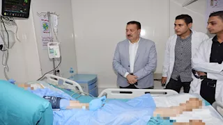 بالصور- محافظ المنوفية يطمئن على مصابة حادث كفر السنابسة