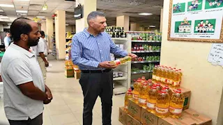محافظ أسوان يتابع "خفض الأسعار" بالمجمع الاستهلاكي بالشيخ هارون (صور)
