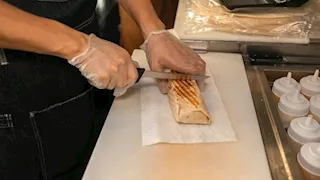  تعرضت لصدمة نفسية.. لن تتوقع ما وجدته امرأة أمريكية في طعامها