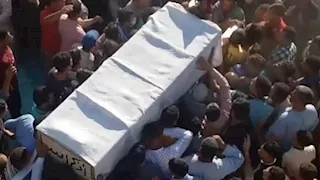 5 نعوش على الأعناق.. قنا تشيع ضحايا حادث قرية الدير المروع