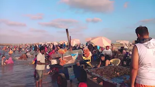 أمواج خطرة.. مصيف بلطيم يحذر المصطافين (صور)