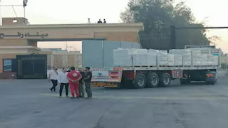 بالتنسيق مع مصر.. عبور 20 شاحنة إماراتية من كرم أبو سالم تمهيدا لدخولها غزة