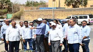 بالصور- محافظ أسوان يوجه بإقامة محلات بسور أرض المعارض لتوفير فرص عمل للشباب