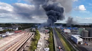 حريق ضخم في ميناء بألمانيا يتسبب بانفجارات وإصابات (صور- فيديو)