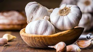 تمنع الروائح المزعجة.. حيلة "ملعقة الثوم" تتصدر ترند "تيك توك"