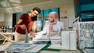 الجلالة تقود ريادة تعليمية بدمج الذكاء الاصطناعي في العمارة الرقمية