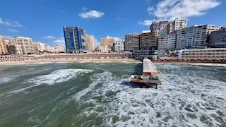 أمواج البحر تُغلق شواطئ الإسكندرية بسبب "ملتم أغسطس" (فيديو وصور) 